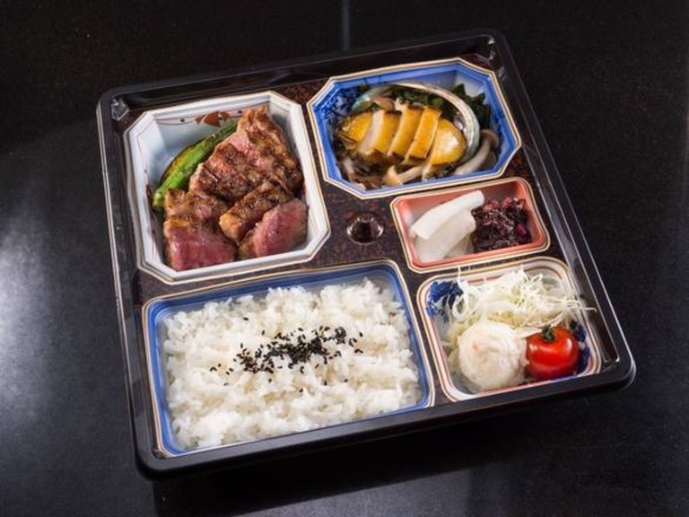 黒毛和牛ステーキ(サーロイン)&鮑弁当
